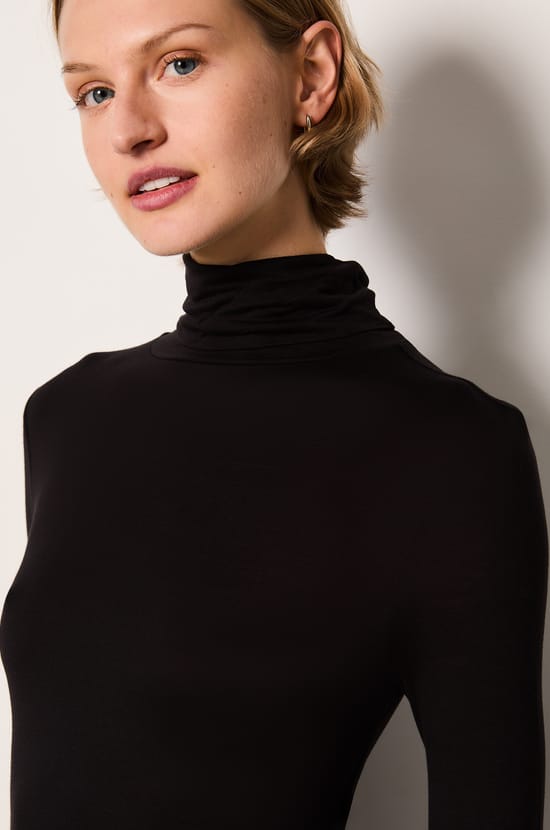Turtleneck Long-Sleeved T-Shirt;${refinementColor}