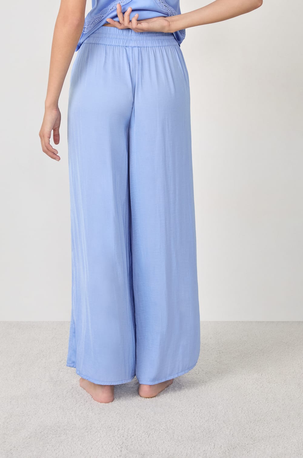 Pantalon de pyjama satin&eacute; coupe large;${refinementColor}