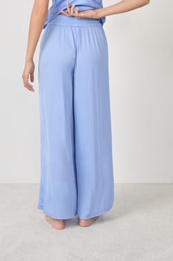 Pantalon de pyjama satin&eacute; coupe large;${refinementColor}