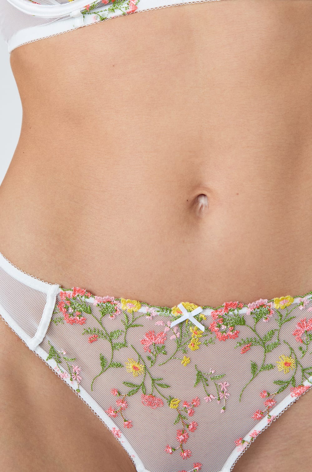 Vyšívané tylové tanga;${refinementColor}