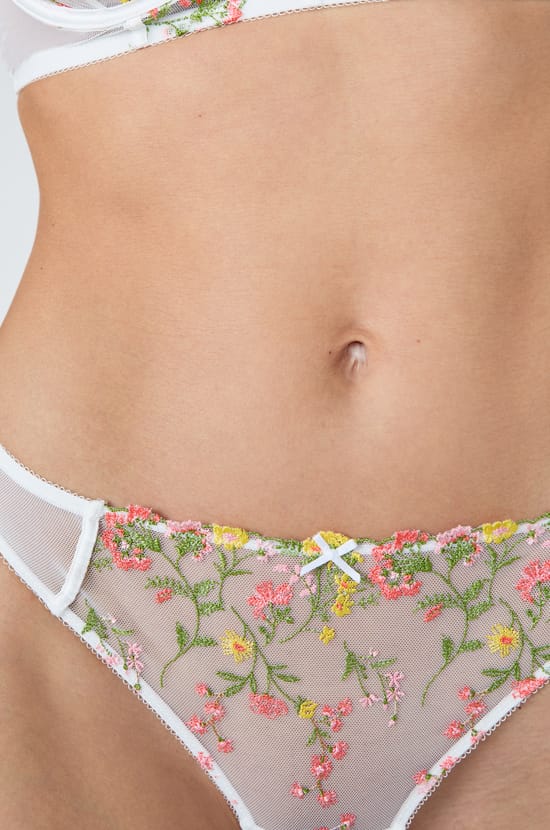 String en tulle brodé;${refinementColor}