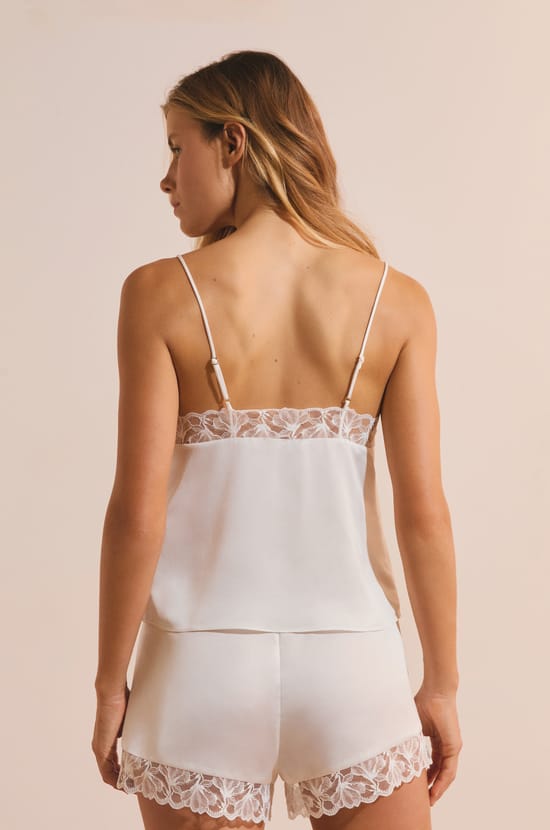 Caraco de pyjama satin&eacute; avec d&eacute;tail en dentelle;${refinementColor}