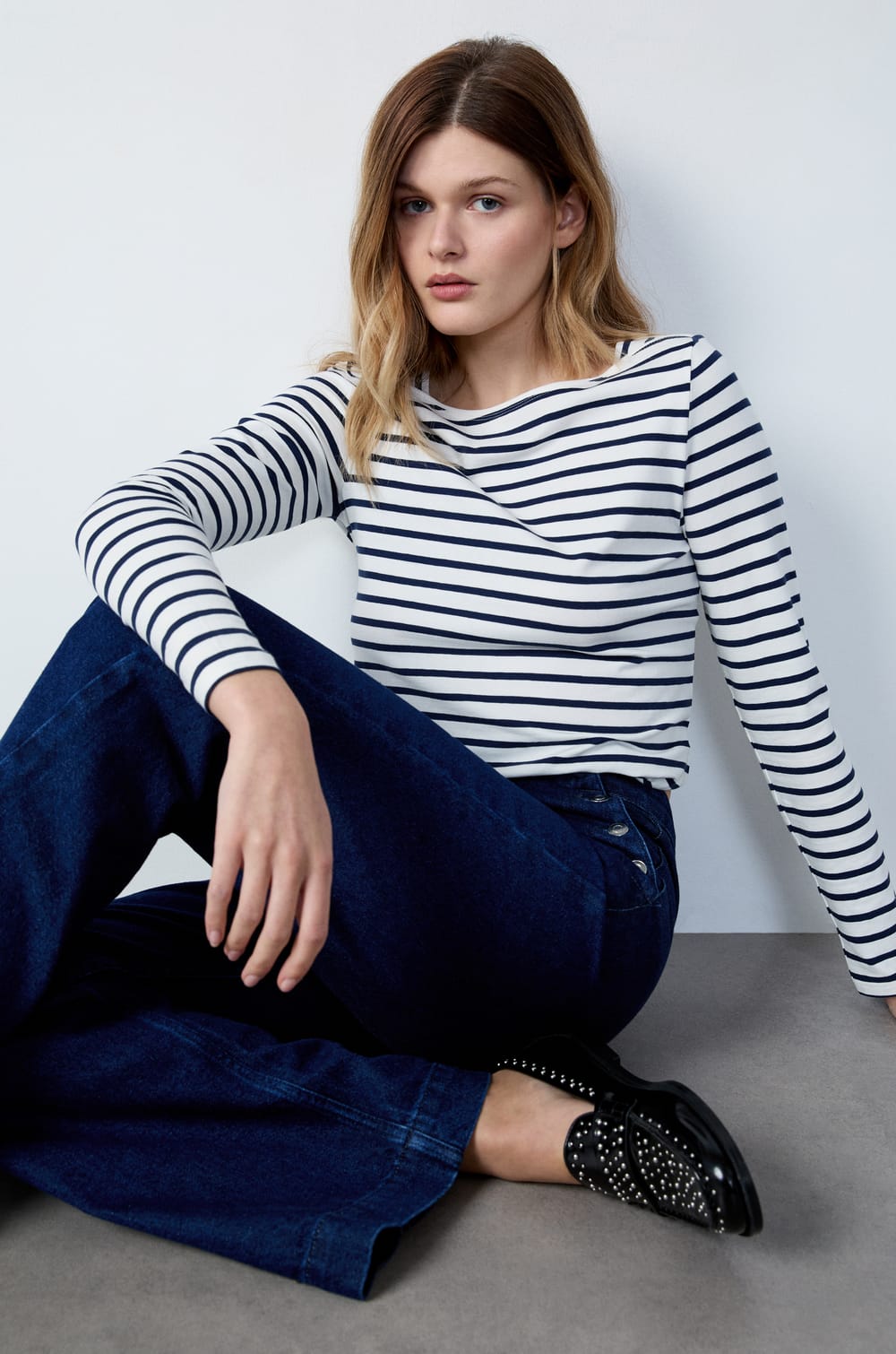 Gestreiftes-t-shirt mit langen ärmeln;${refinementColor}