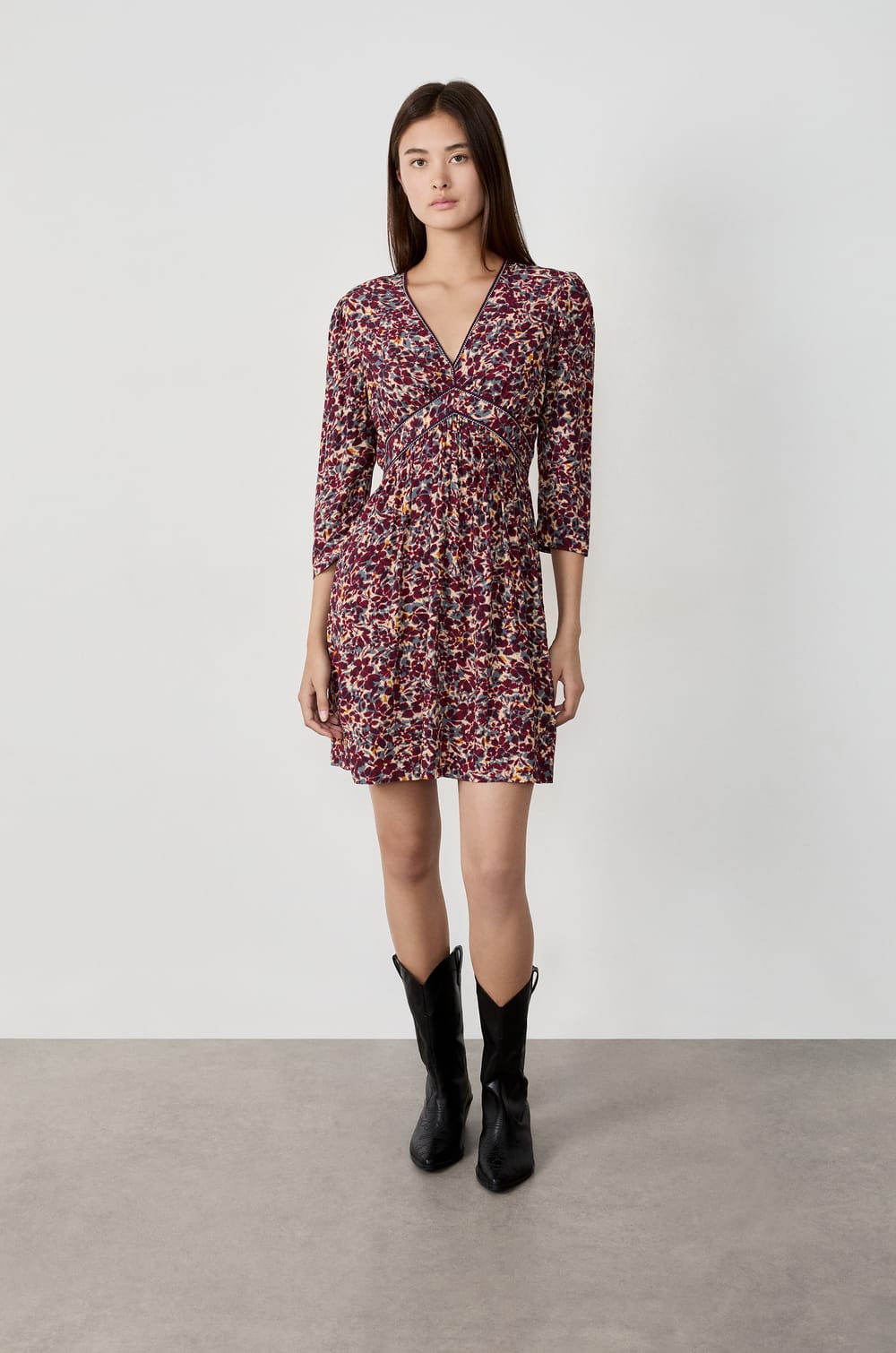 Short dress with floral patterns;${refinementColor}