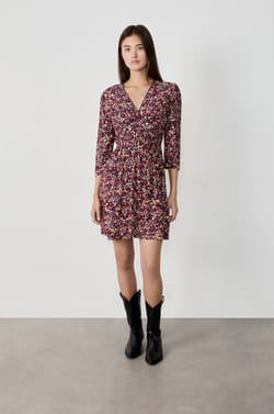 Short dress with floral patterns;${refinementColor}