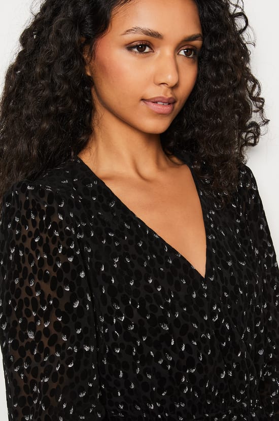 Robe courte à motifs pailletés;${refinementColor}