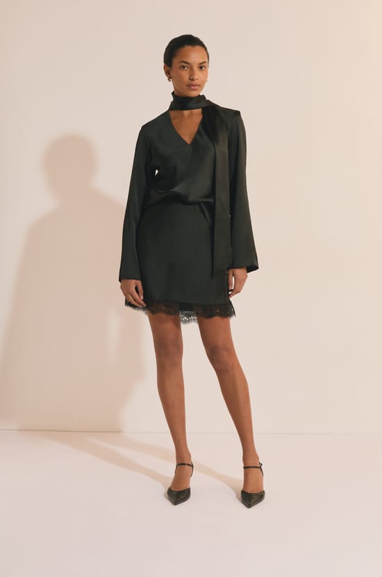 Top satin&eacute; &agrave; manches longues avec foulard;${refinementColor}