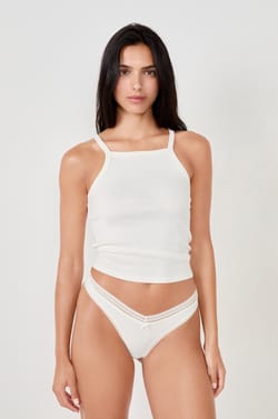 Hoch ausgeschnittener Tanga mit Details aus Spitze;${refinementColor}