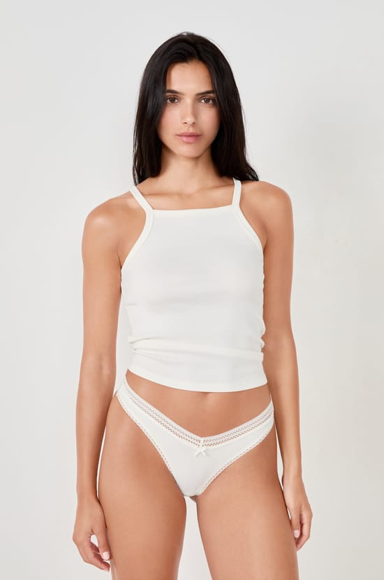 Hoch ausgeschnittener Tanga mit Details aus Spitze;${refinementColor}