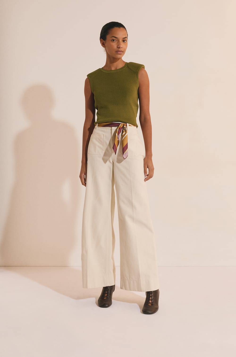 Pantal&oacute;n ancho con bolsillos delanteros;${refinementColor}