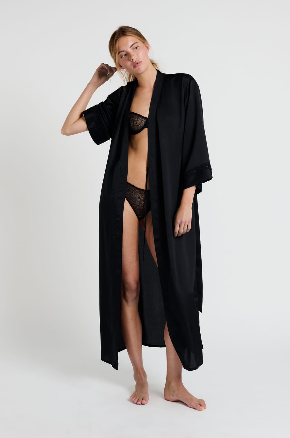 Langer Kimono aus Satin;${refinementColor}