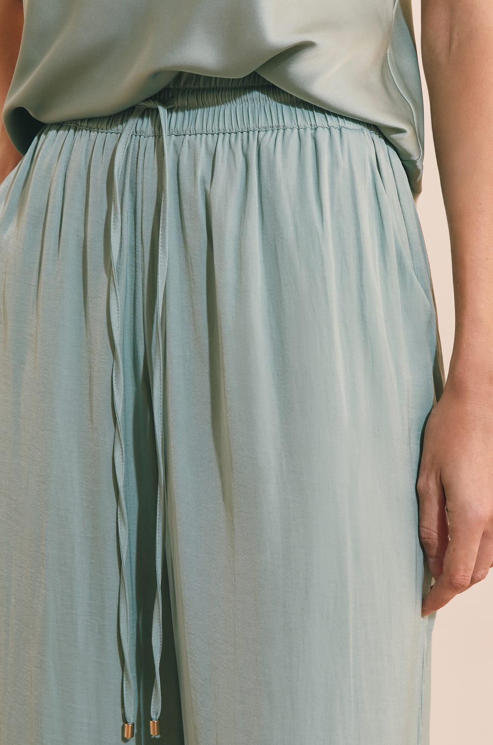 Pantalon satin&eacute; coupe large;${refinementColor}
