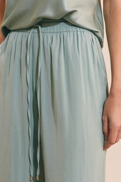 Pantalon satin&eacute; coupe large;${refinementColor}