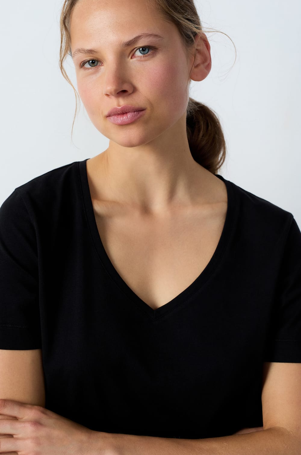 T-shirt col V manches courtes en coton;${refinementColor}