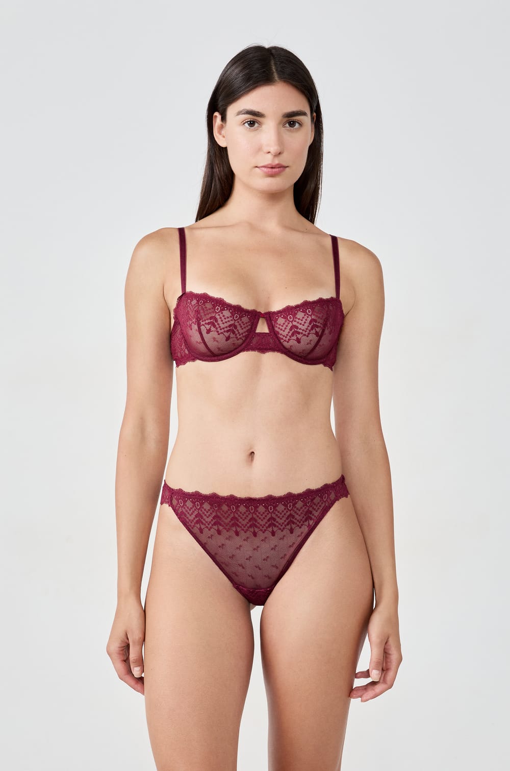 Tanga en dentelle;${refinementColor}