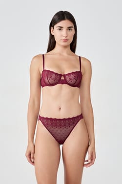 Tanga en dentelle;${refinementColor}