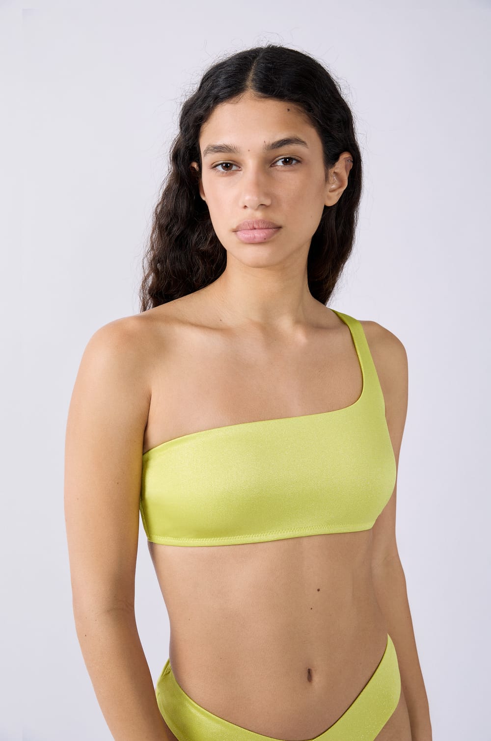 Asymmetrisches Bikini-Top;${refinementColor}