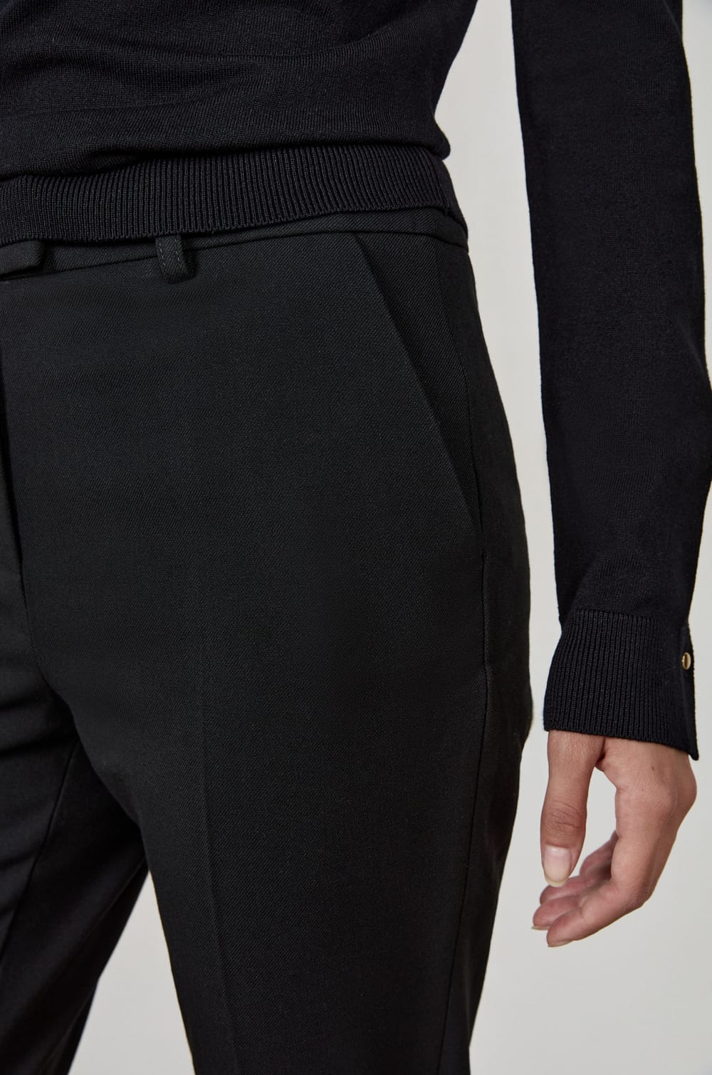 Trousers with a cigarette cut;${refinementColor}