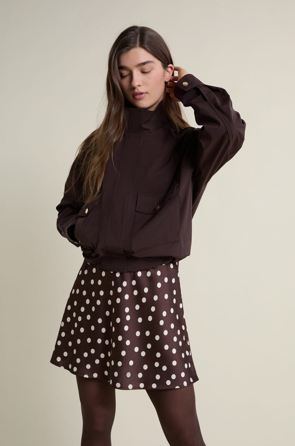 Jupe courte satin&eacute;e &agrave; pois;${refinementColor}