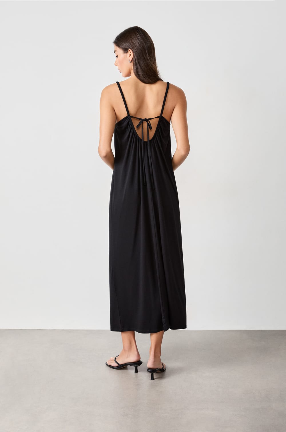 Robe longue &agrave; fines bretelles;${refinementColor}