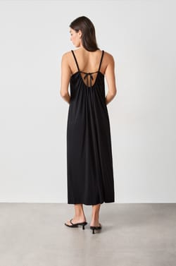 Robe longue &agrave; fines bretelles;${refinementColor}