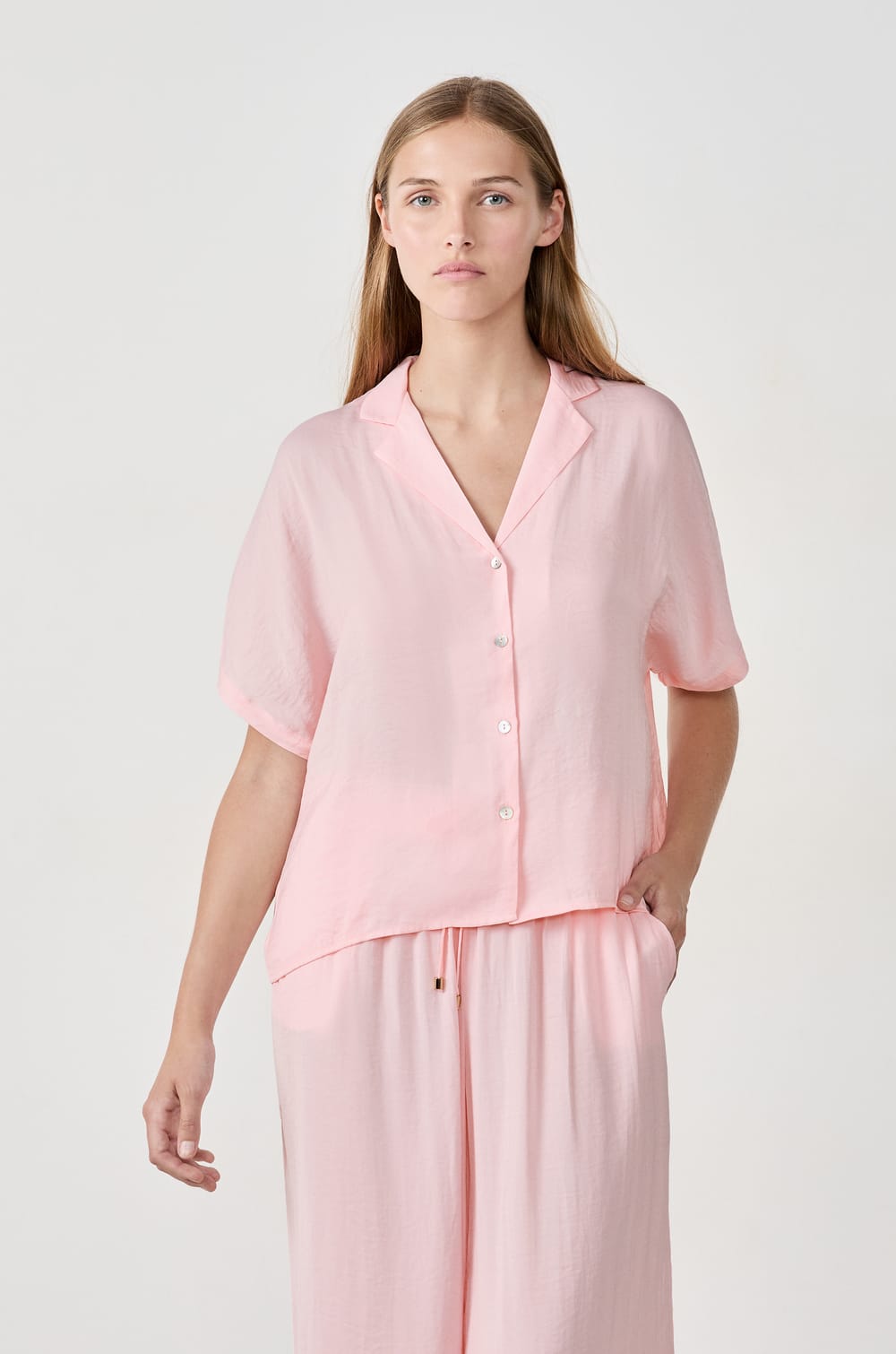Camisa satinada de manga corta;${refinementColor}