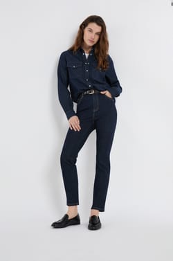 Jeans mit schlanker Passform;${refinementColor}