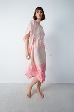 Chemise de nuit satin&eacute; &agrave; motifs;${refinementColor}