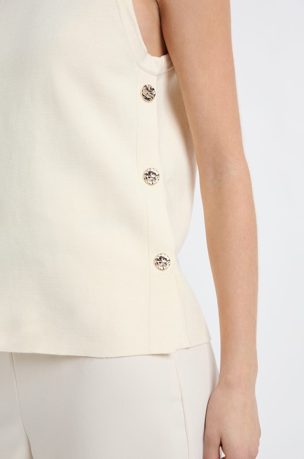 Top sans manches en coton avec boutons dor&eacute;s;${refinementColor}