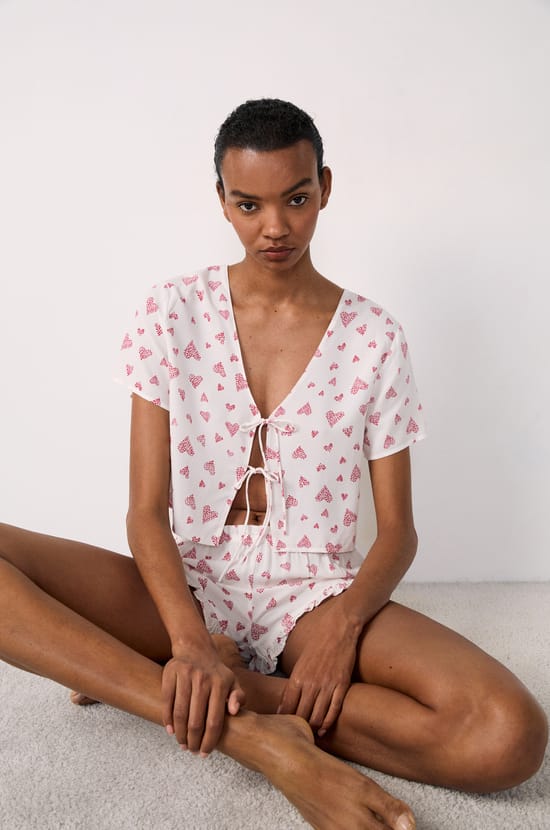 Chemise de pyjama nouée motifs cœurs;${refinementColor}