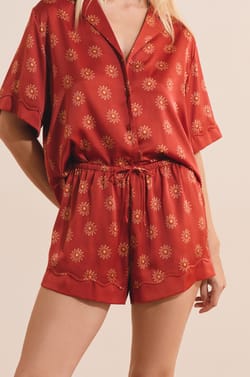 Short de pyjama &agrave; motifs fleurs satin&eacute;;${refinementColor}