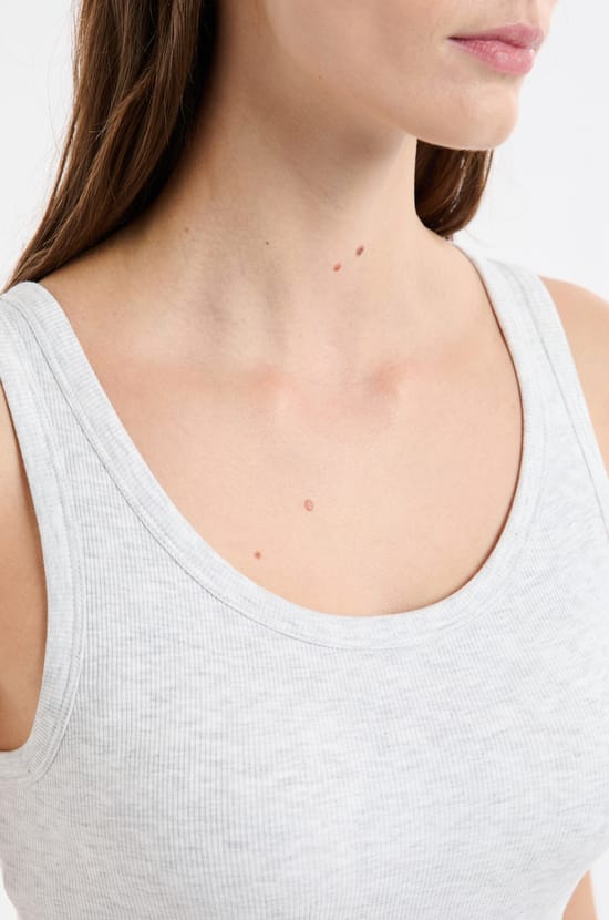 D&eacute;bardeur avec brassi&egrave;re int&eacute;gr&eacute;e;${refinementColor}