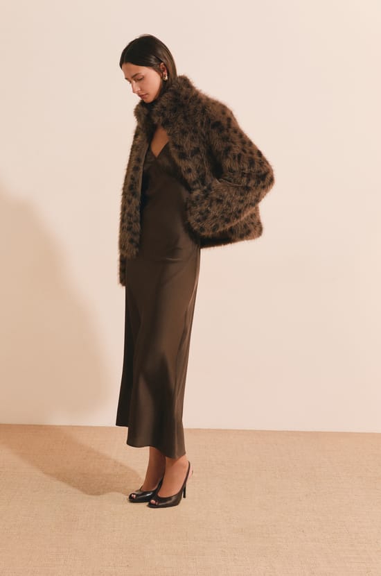 Manteau court en fausse fourrure l&eacute;opard;${refinementColor}