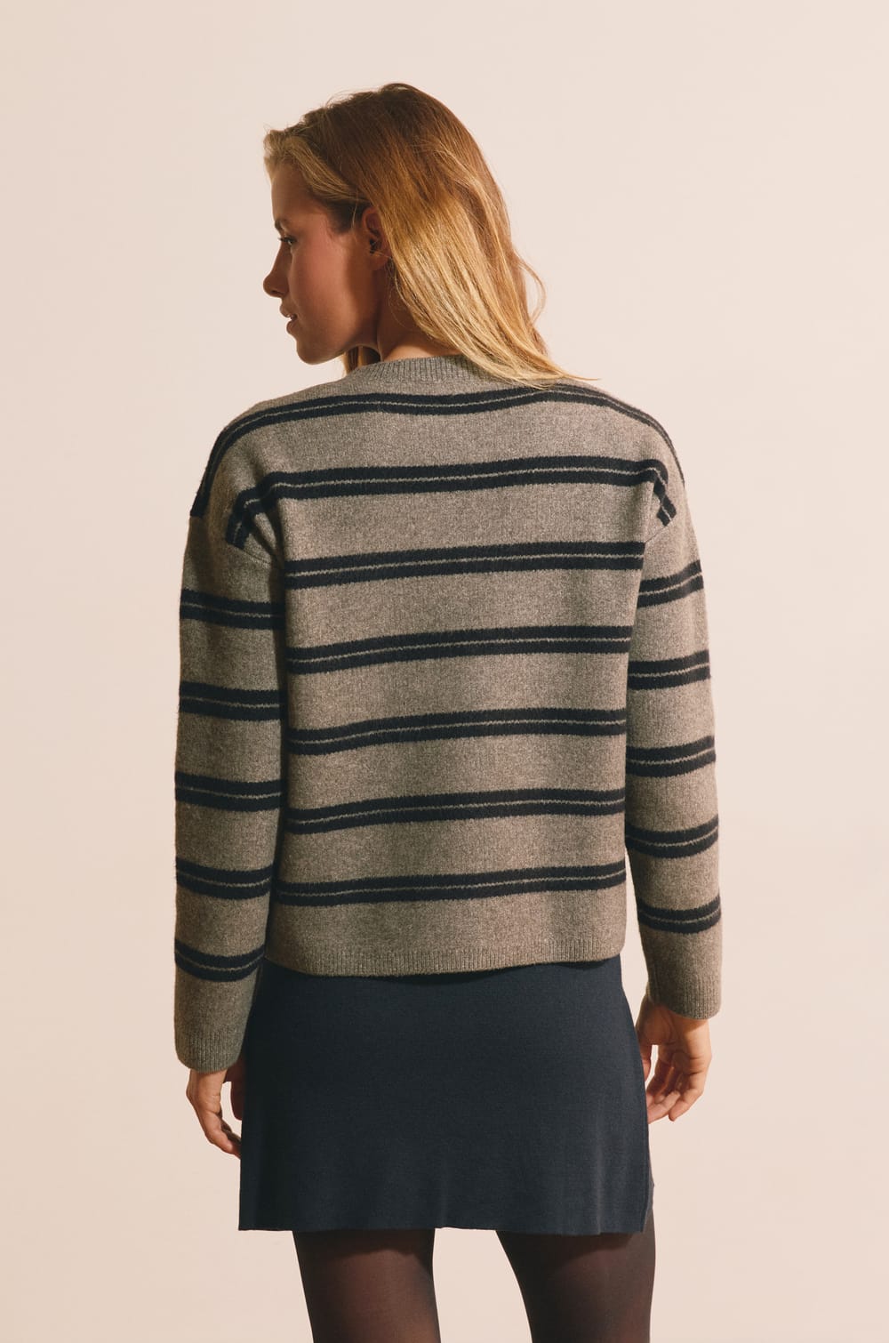 Pull manches longues &agrave; rayures avec d&eacute;tail bouton dor&eacute;;${refinementColor}