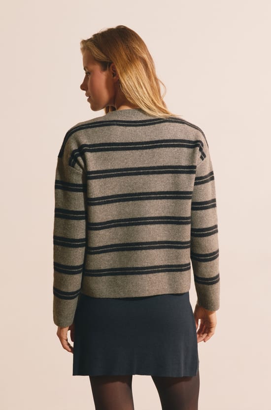 Pull manches longues &agrave; rayures avec d&eacute;tail bouton dor&eacute;;${refinementColor}