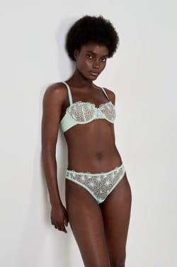 Tanga de hilo bordada;${refinementColor}