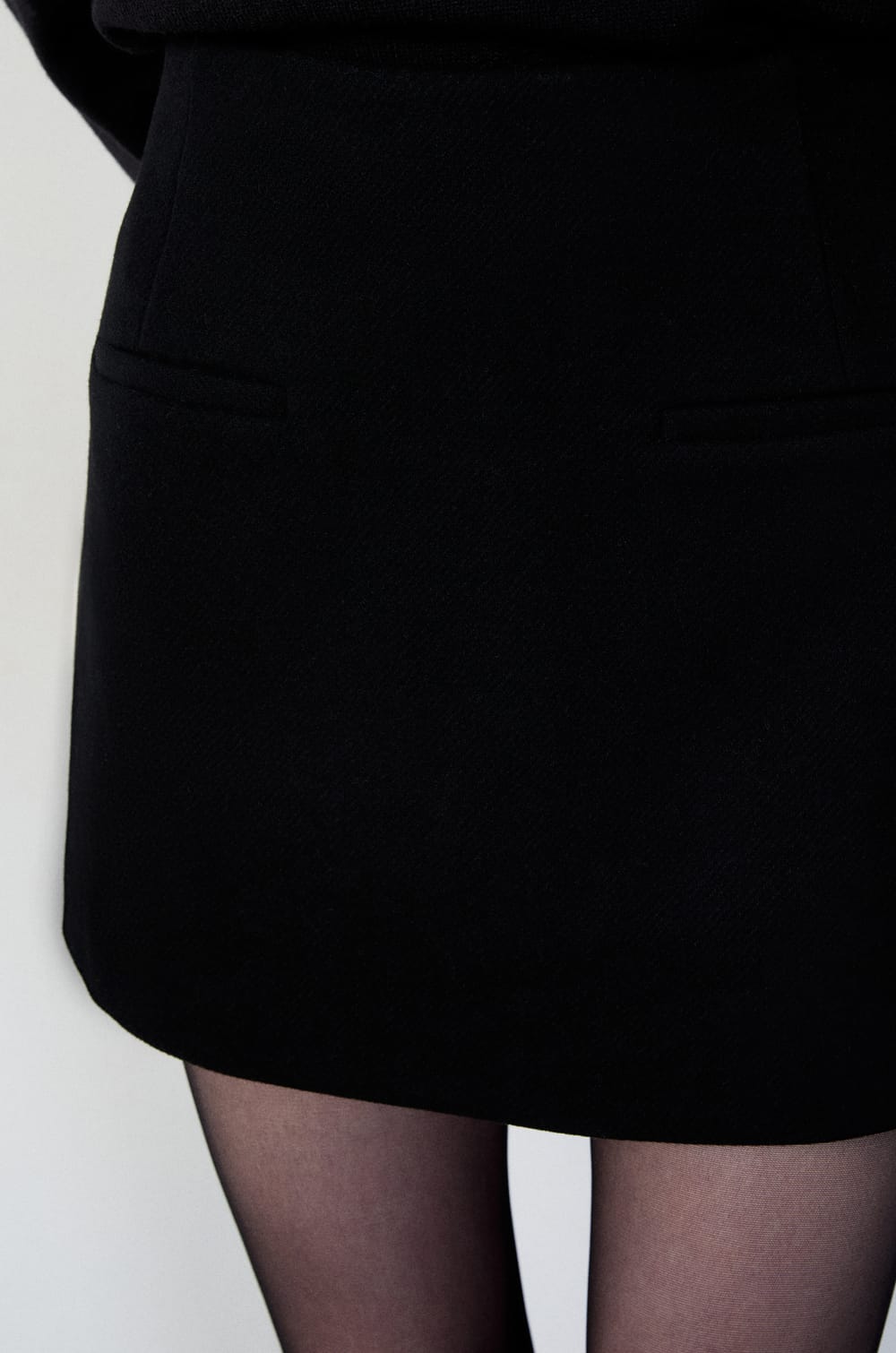 Short structured wool skirt;${refinementColor}