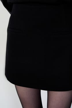 Short structured wool skirt;${refinementColor}