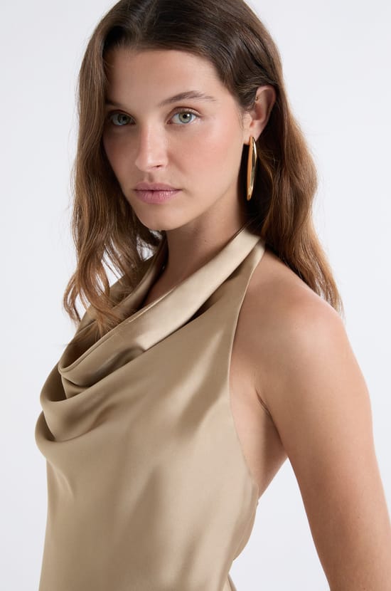 Robe satinée avec col benitier;${refinementColor}