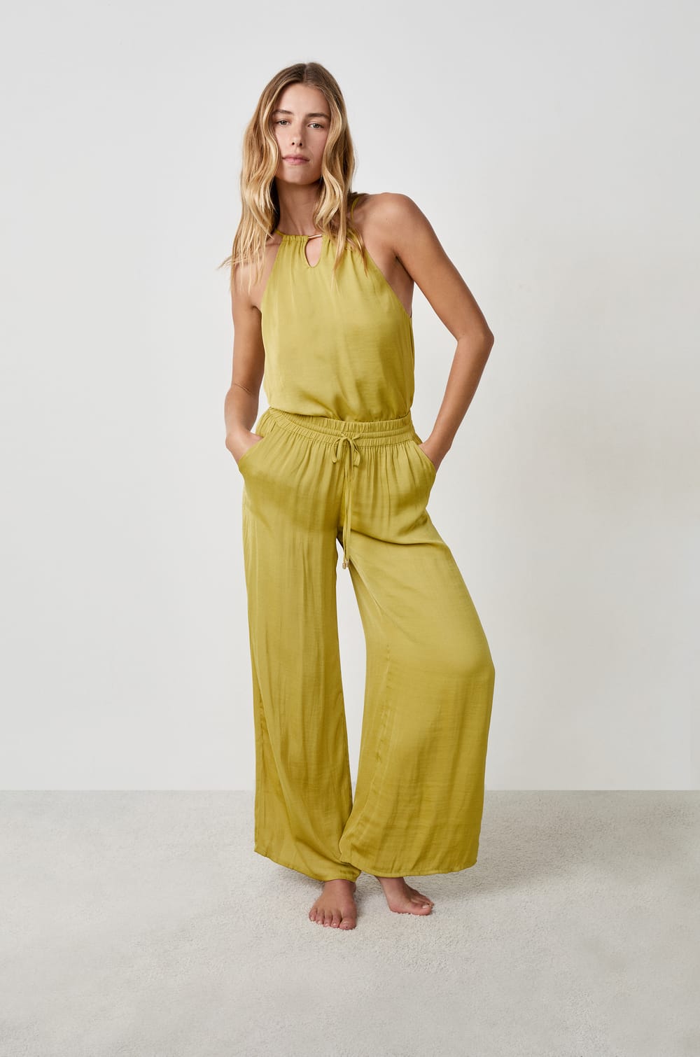 Pantalon satin&eacute; coupe large;${refinementColor}