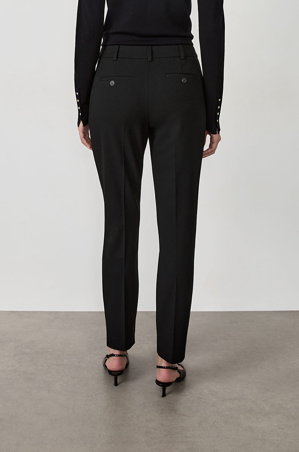Trousers with a cigarette cut;${refinementColor}