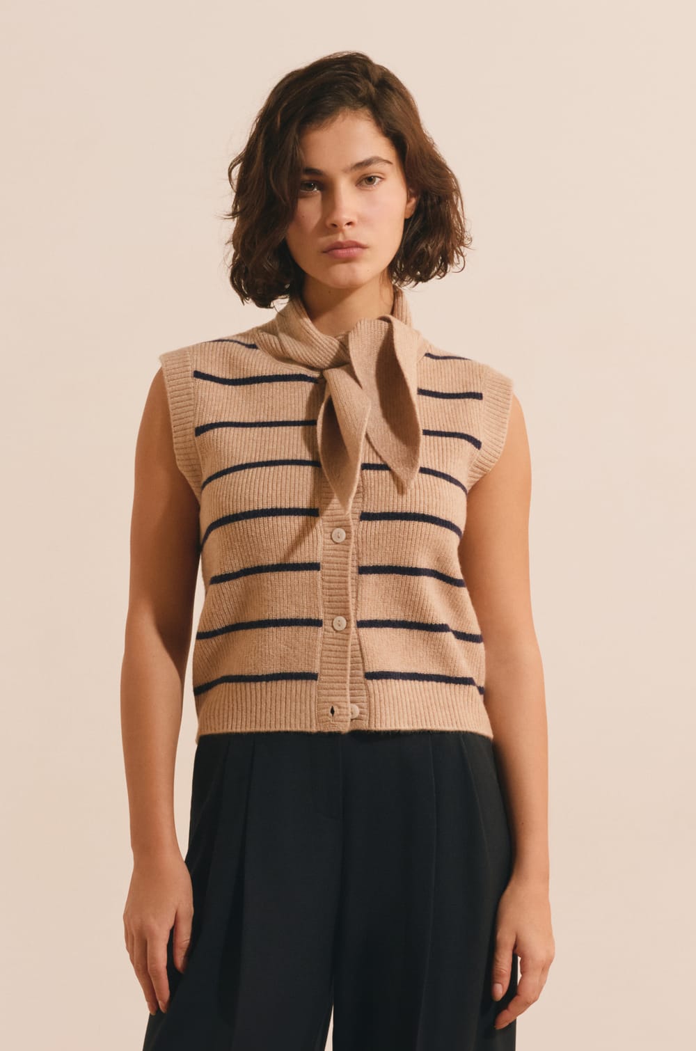 Gilet sans manches avec lien &agrave; nouer;${refinementColor}
