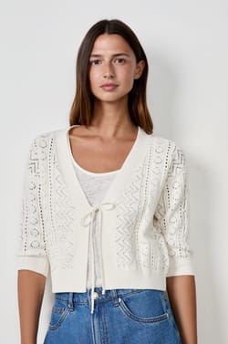 Gilet nou&eacute; sur le devant en tricot;${refinementColor}