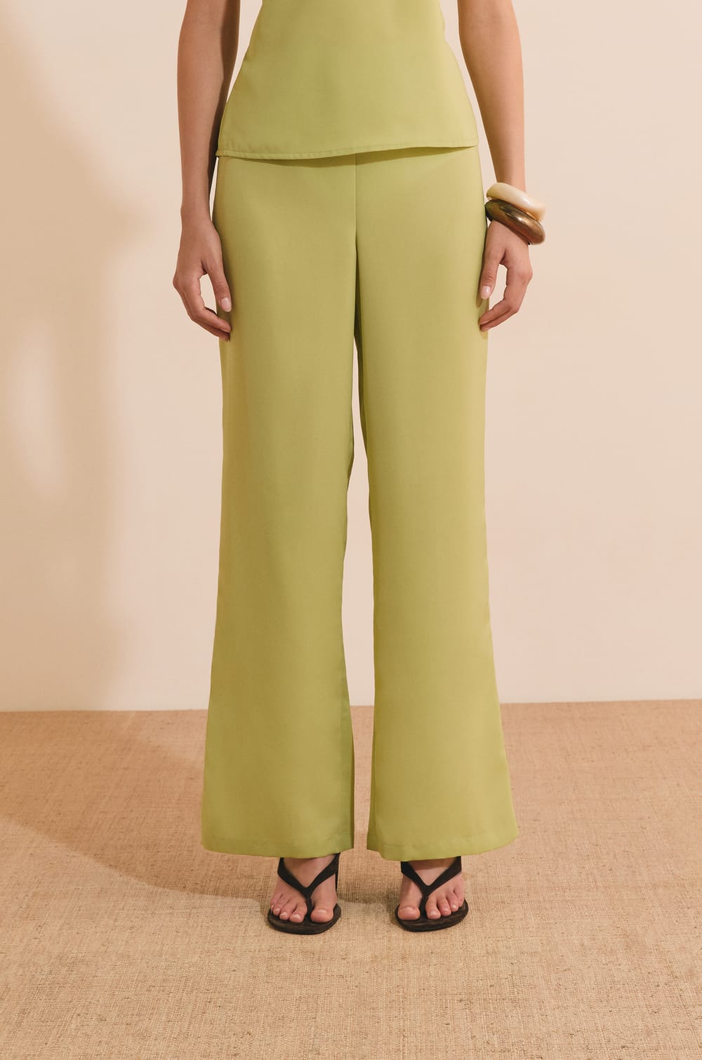 Pantalon large satin&eacute;;${refinementColor}