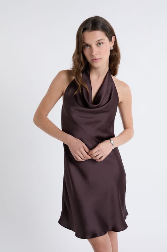 Robe satinée avec col benitier;${refinementColor}