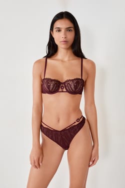 Tanga aus Spitze;${refinementColor}