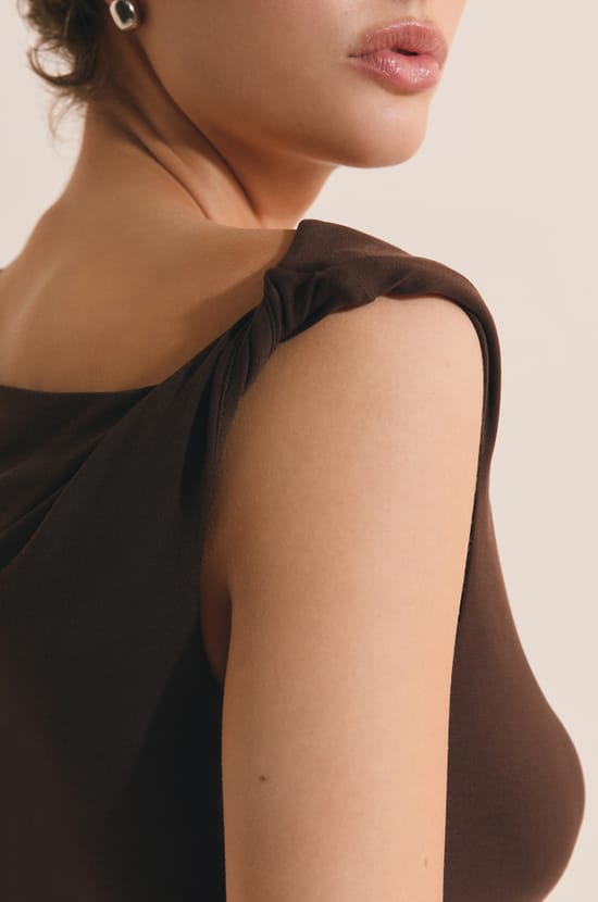 Camiseta sin mangas drapeada;${refinementColor}