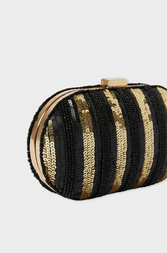 Golden clutch bag;${refinementColor}