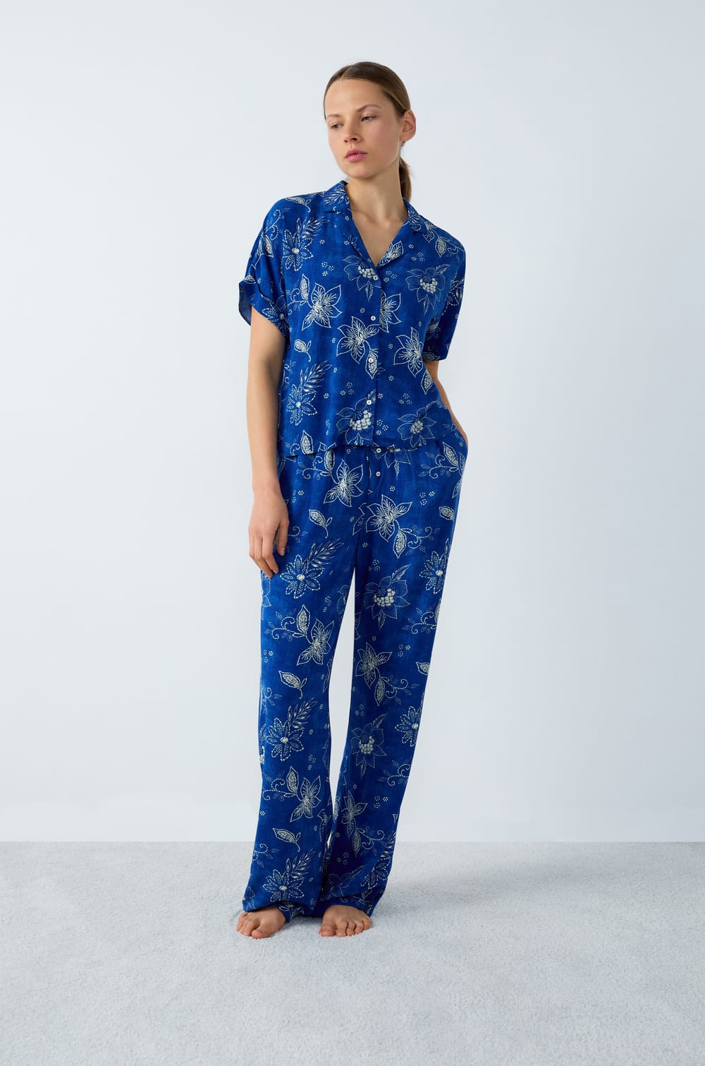 Pantalón acampanado estampado;${refinementColor}
