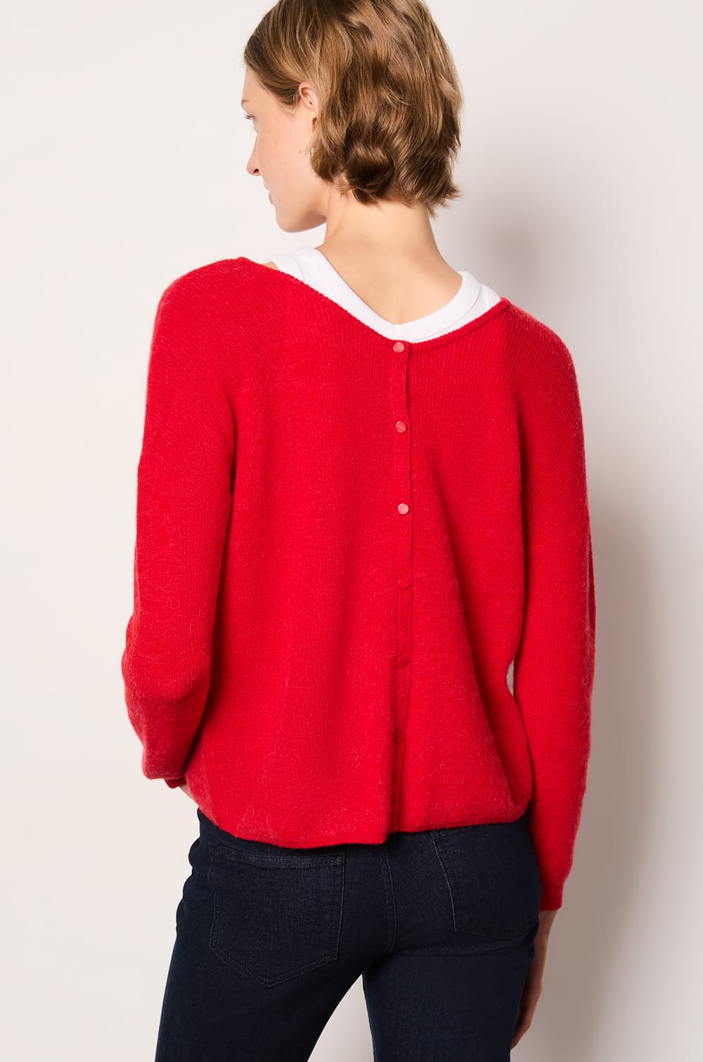 Strickjacke mit Knöpfen am Rücken;${refinementColor}